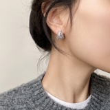 韩国个性清冷灰色珍珠蕾丝耳环轻奢高级感女法式复古小众