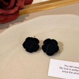 复古新款黑色植绒玫瑰花朵耳钉冬款毛绒山茶花耳环国潮耳饰品