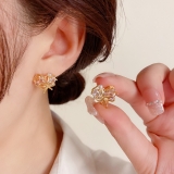 新款粉锆爱心耳钉小众设计百搭高级感耳环时尚耳饰品