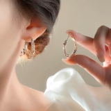 新款白色水钻耳环法式复古轻奢高级感耳圈小众气质时尚百搭耳饰女